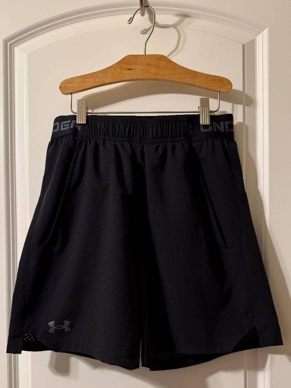 Under Armour Teen Men's Shorts Size Small